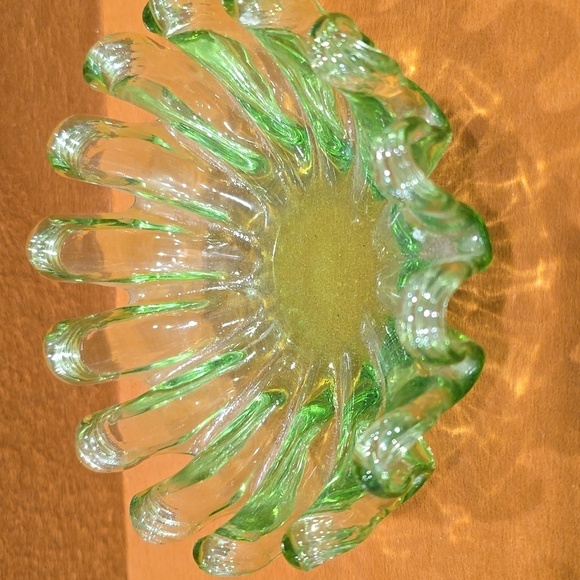 Vintage Green Art Glass Stack Nesting Bowls Fluted Edge Set of 2 - Picture 9 of 9